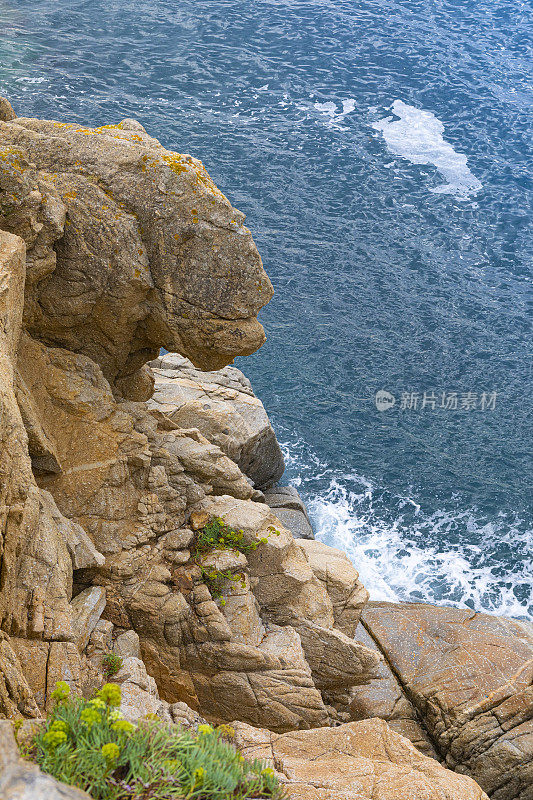 Cala Fosca, Camí de Ronda, Palamós -带岩脉的火成岩